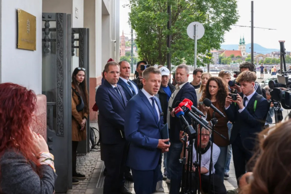 Деньги для Орбана отправили детям