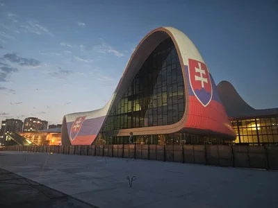 Здание Центра Гейдара Алиева подсветили в цвета флага Словакии