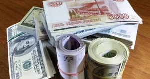 Евро и юань прервали падение, рубль продолжает дешеветь: курс валют на 26 июня