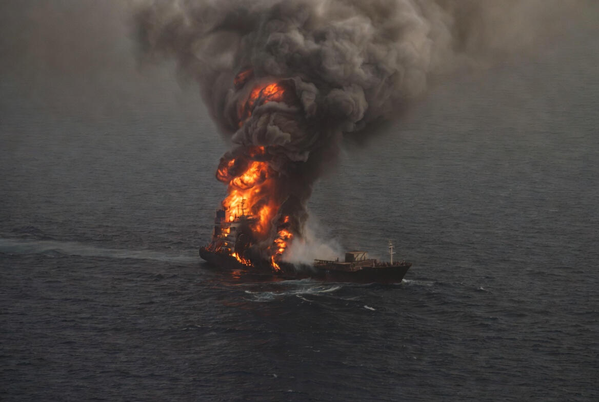 Oman sahillərində tankerə hücum olub