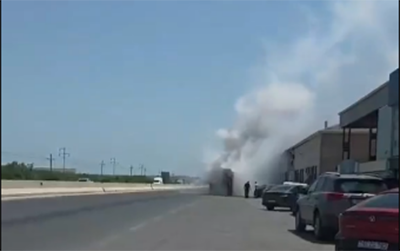 В Баку загорелся еще один маршрутный автобус