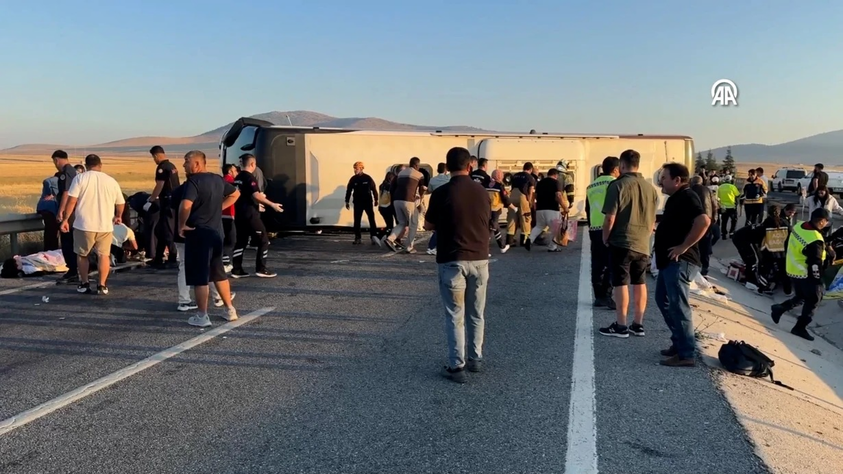 50 DK 949 nömrəli avtobus aşdı
