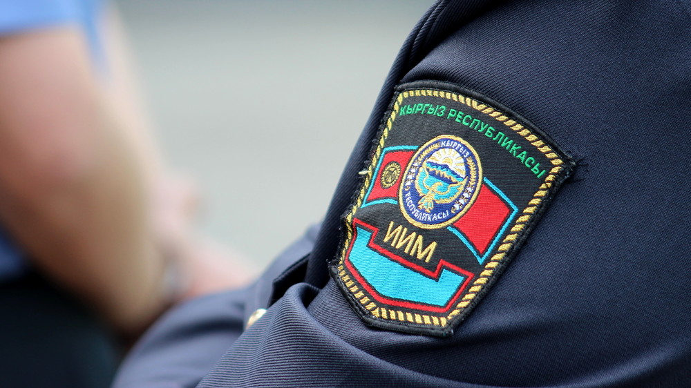 Подполковник милиции М.Кукаев вытащил из потайной комнаты преступника, закопавшего односельчанина в барсучьей норе. Фото