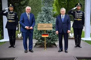 Президент Узбекистана и Федеральный президент Германии посадили дерево на Аллее почетных гостей