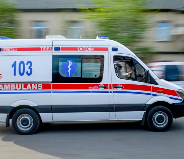 В Баку два человека попали в больницу из-за сильного ветра