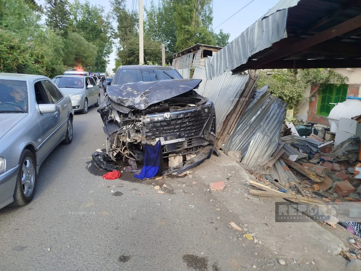 В Барде автомобиль врезался в жилой дом, пострадали три человека