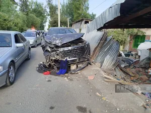 В Барде автомобиль врезался в жилой дом, пострадали три человека