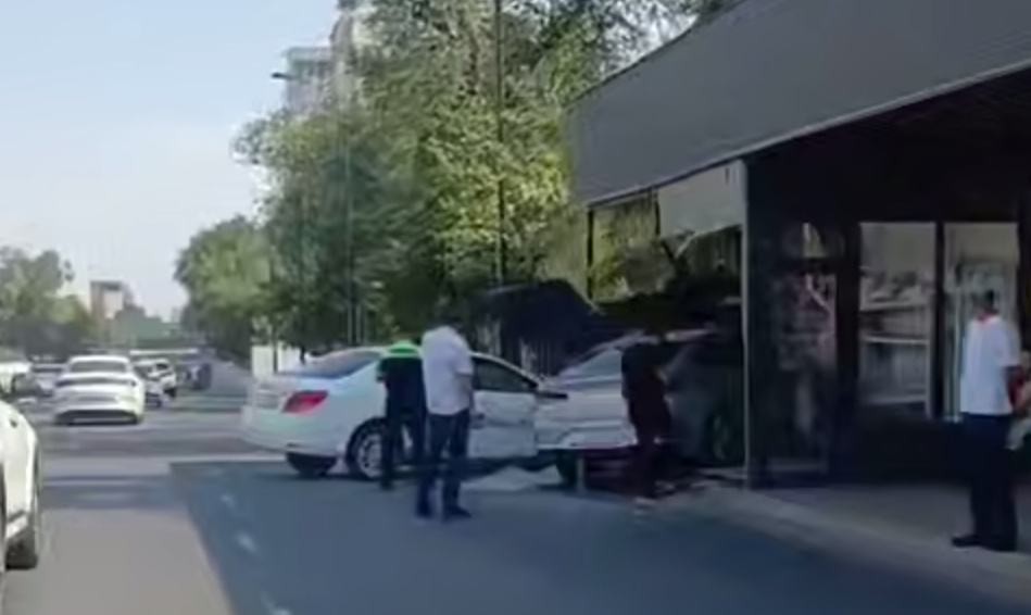 На проспекте Айтматова два автомобиля врезались в остановку (видео)