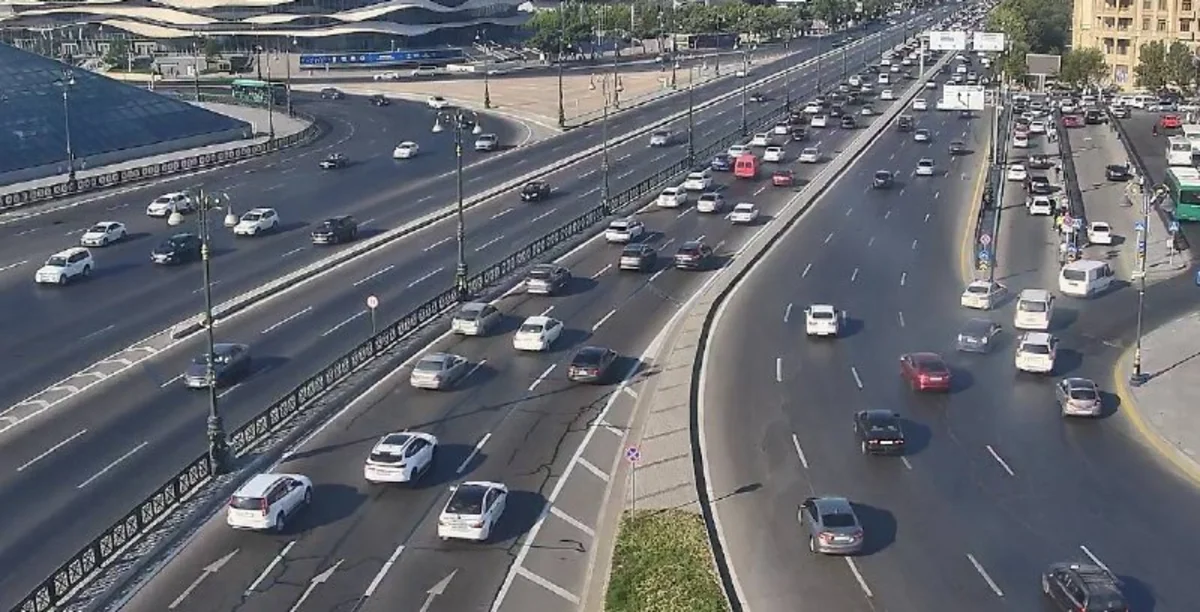 На пяти дорогах Баку наблюдаются заторы