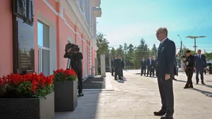 Президент возложил цветы у мемориальной доски Кемелю Токаеву в Омске