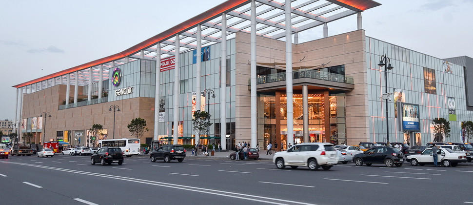 Vətəndaşlar "Gənclik Mall"dan təxliyə edilir