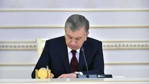 Президент Узбекистана наградил группу работников сфер культуры, искусства и литературы