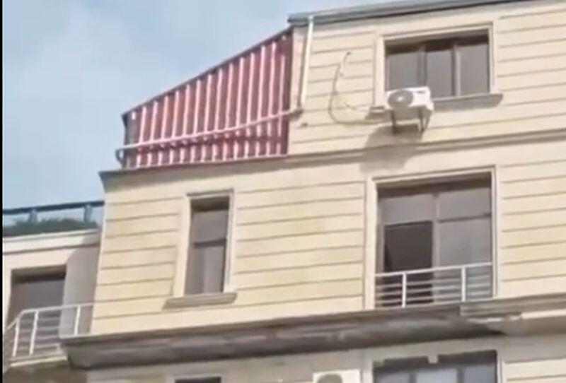 В центре Баку часть облицовки дома рухнула на автомобиль