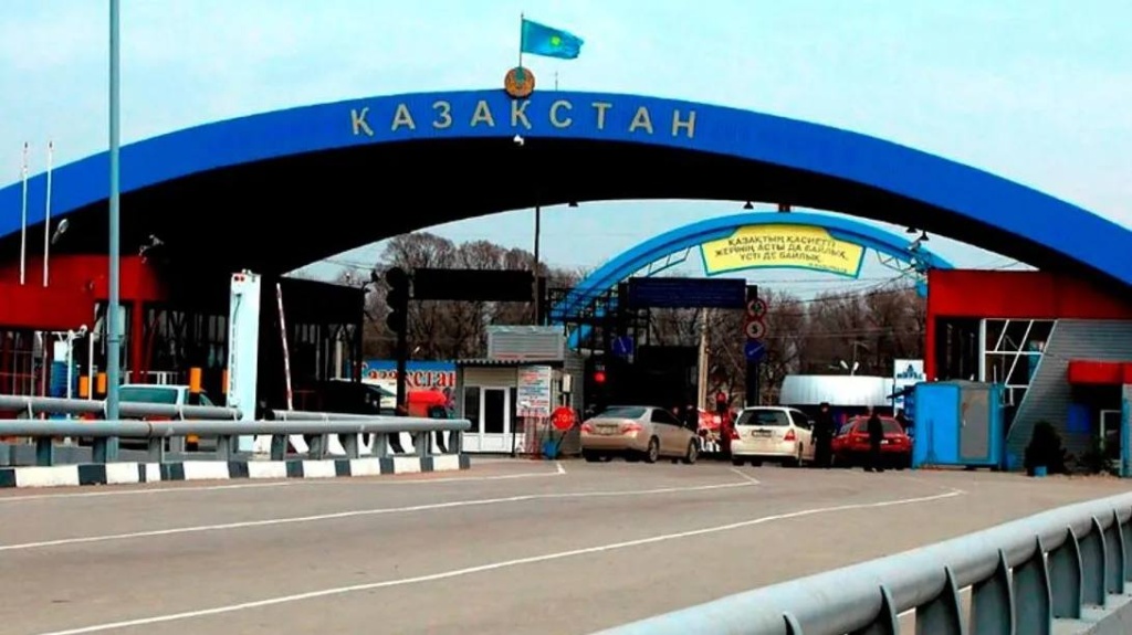 Казахстан ограничил въезд машин через границу. Это коснется и водителей из Узбекистана