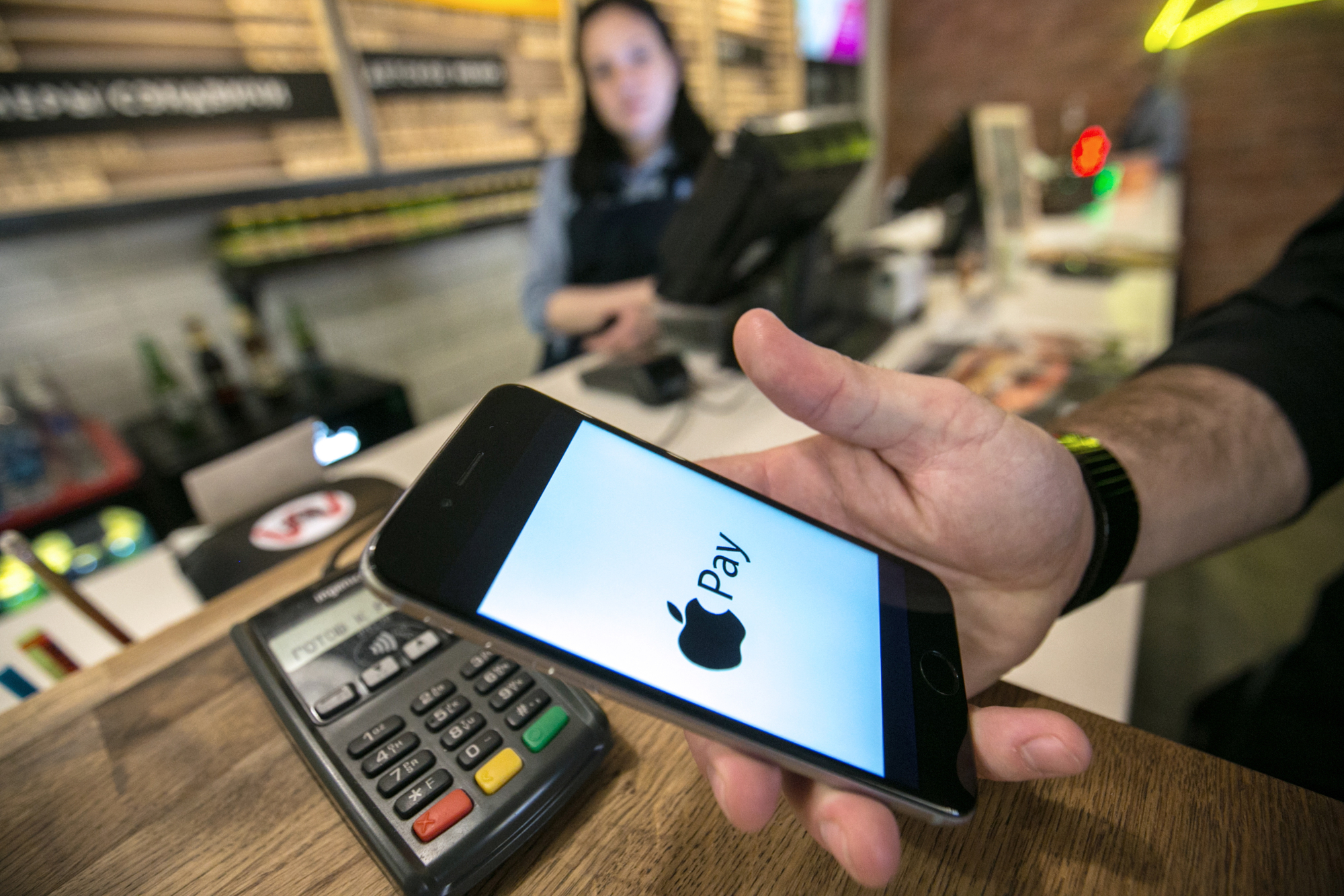 В Кыргызстане запустили официально сервис Apple Pay