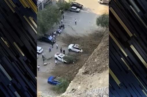 В Баку автомобили накрыло оползнем