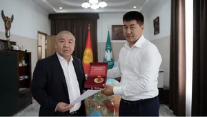 Шайлообек Атазов вручил главе ГНС медаль почетного президента Лиги профессионального бокса