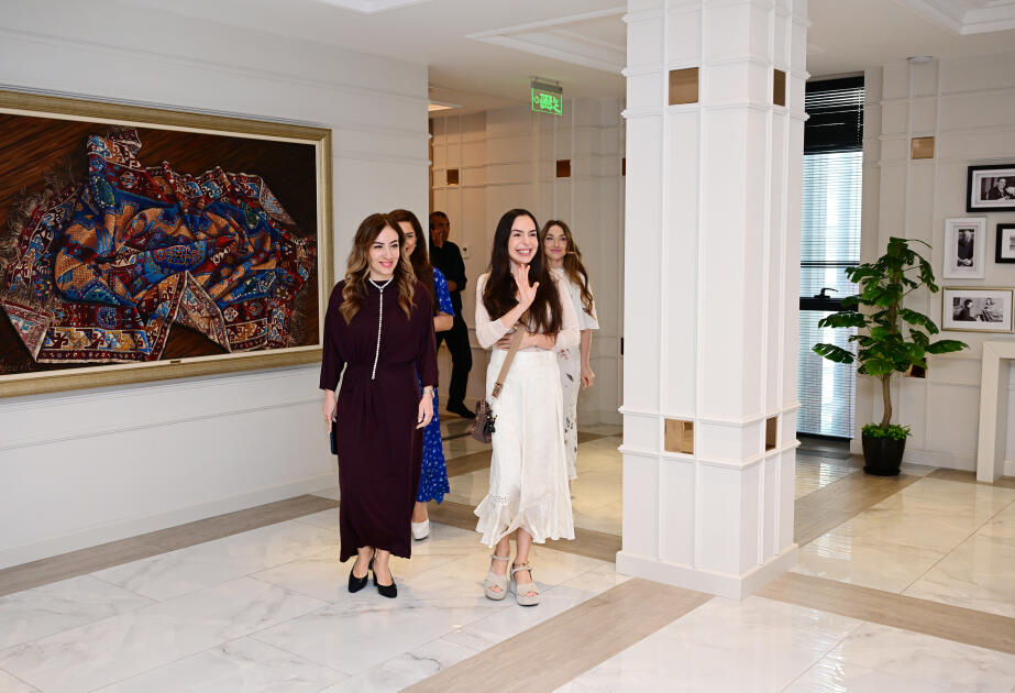 Leyla Əliyeva və Alona Əliyeva SƏNƏT Uşaq Musiqi və İncəsənət Mərkəzində təşkil olunan konsert proqramını izləyiblər