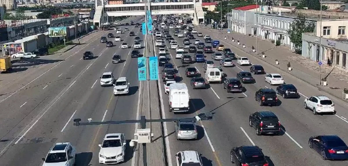 В Баку на некоторых улицах и проспектах наблюдаются пробки