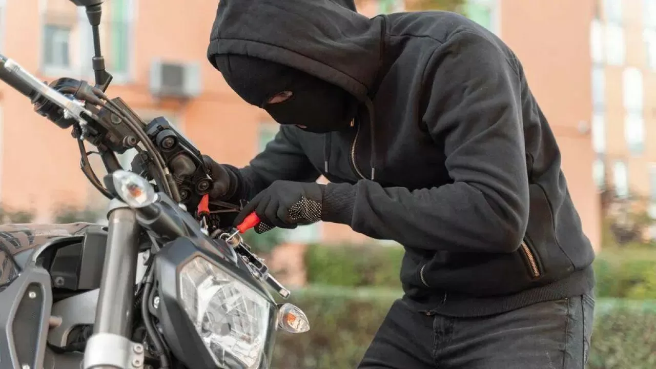 В Таджикистане раскрыли кражу мопеда, мотоциклов и денег из автомобиля