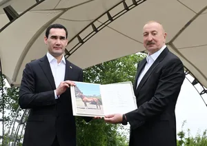 Президенту Туркменистана преподнесен в дар карабахский скакун
