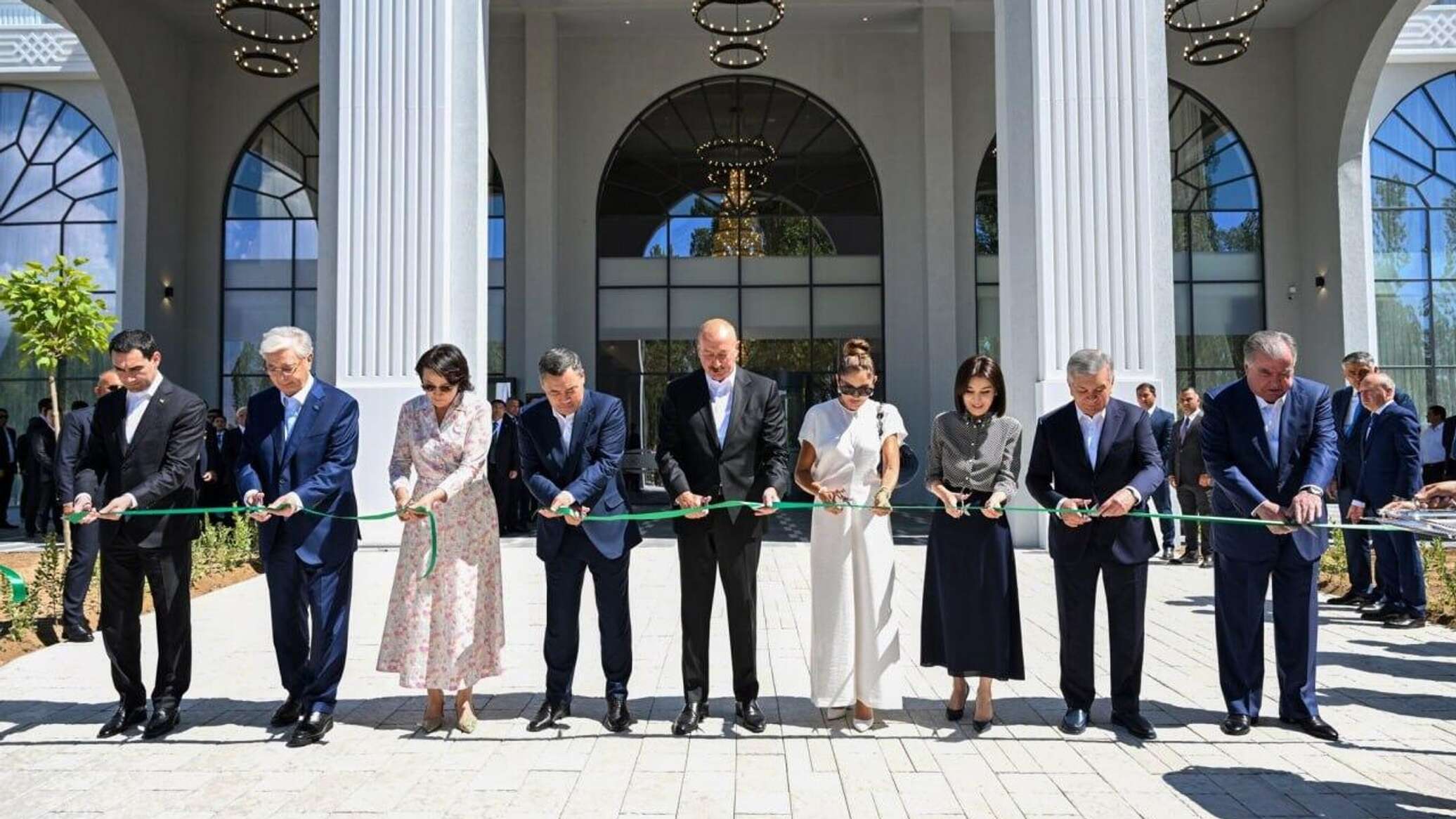 Главы стран ЦА и Азербайджана открыли 5-звездочный отель на Иссык-Куле. Фото
