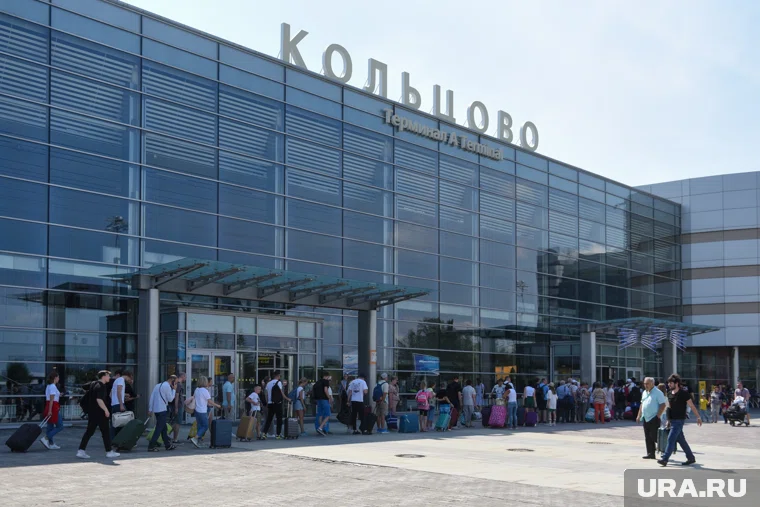Повара из Баку задержали в аэропорту Екатеринбурга из-за 20 литров наршараба