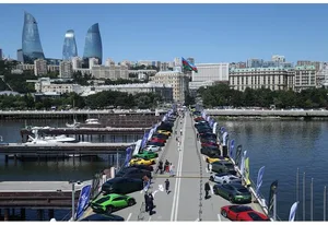 На Бакинском бульваре проходит фестиваль классических и скоростных автомобилей