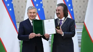 Президент Узбекистана вручил Фарруху Закирову орден "Буюк хизматлари учун"