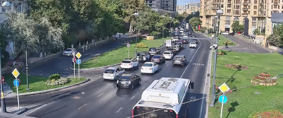 В Баку на трех участках наблюдается плотный транспортный поток