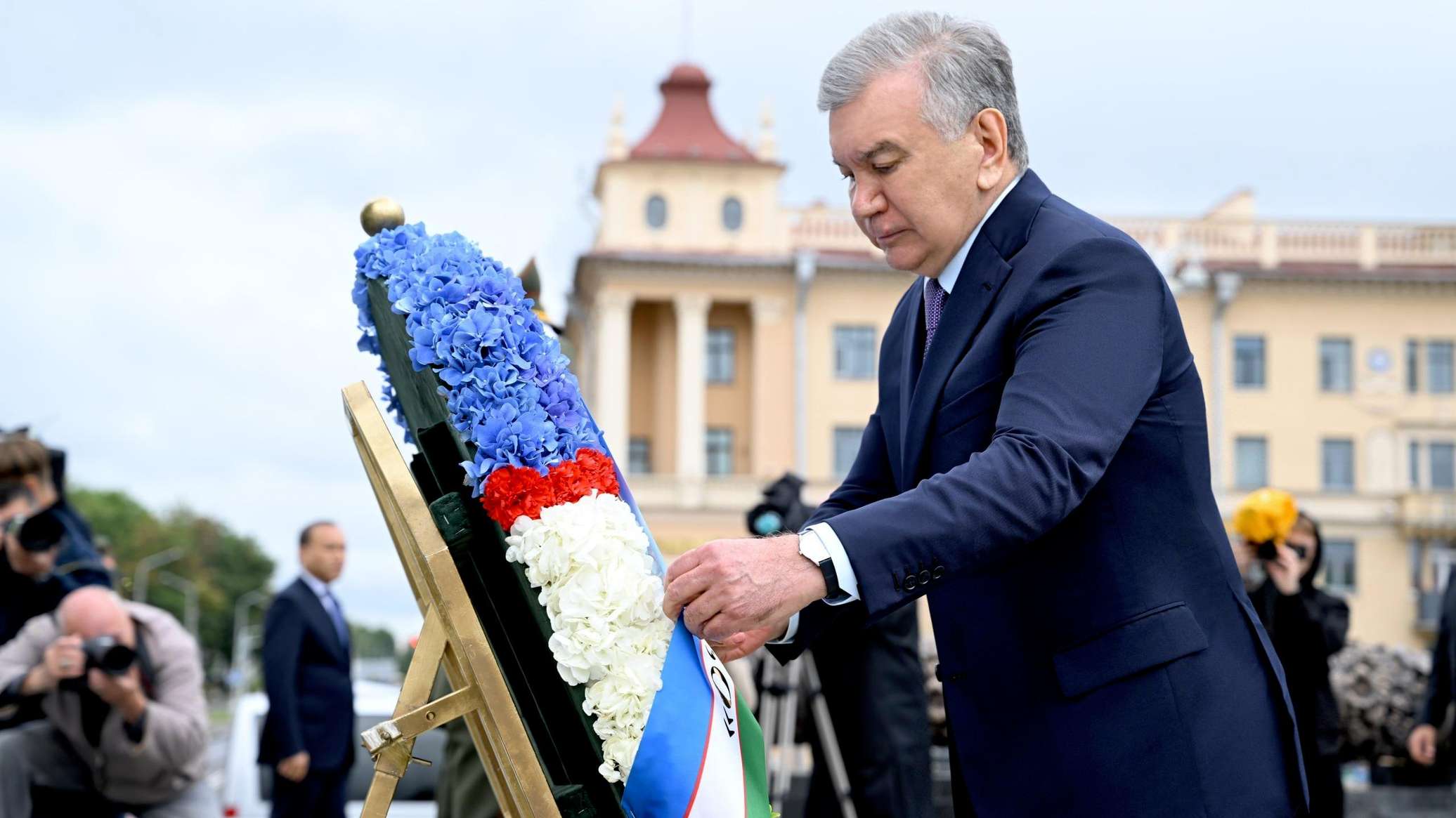 Президент Узбекистана возложил венок к Монументу Победы в Минске