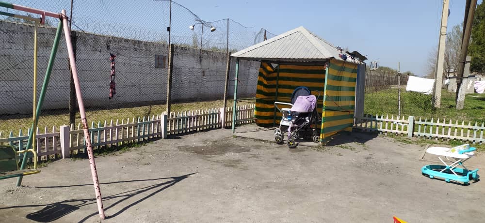 В Кыргызстане семеро детей живут в тюрьмах с матерями. Депутат требует мер