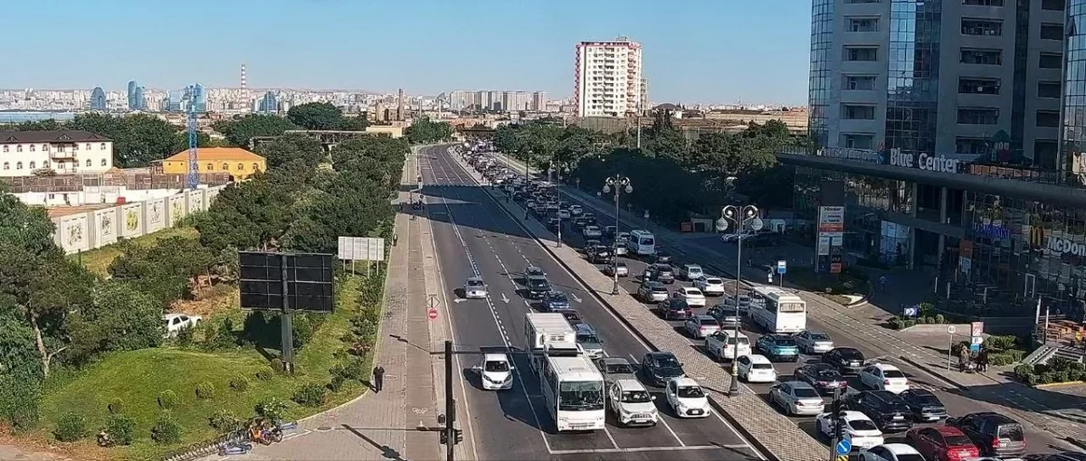 В Баку осложнилась дорожная ситуация на ряде направлений