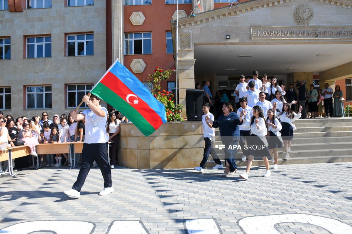 В Баку прозвенел "Последний звонок" - ФОТОРЕПОРТАЖ АПА