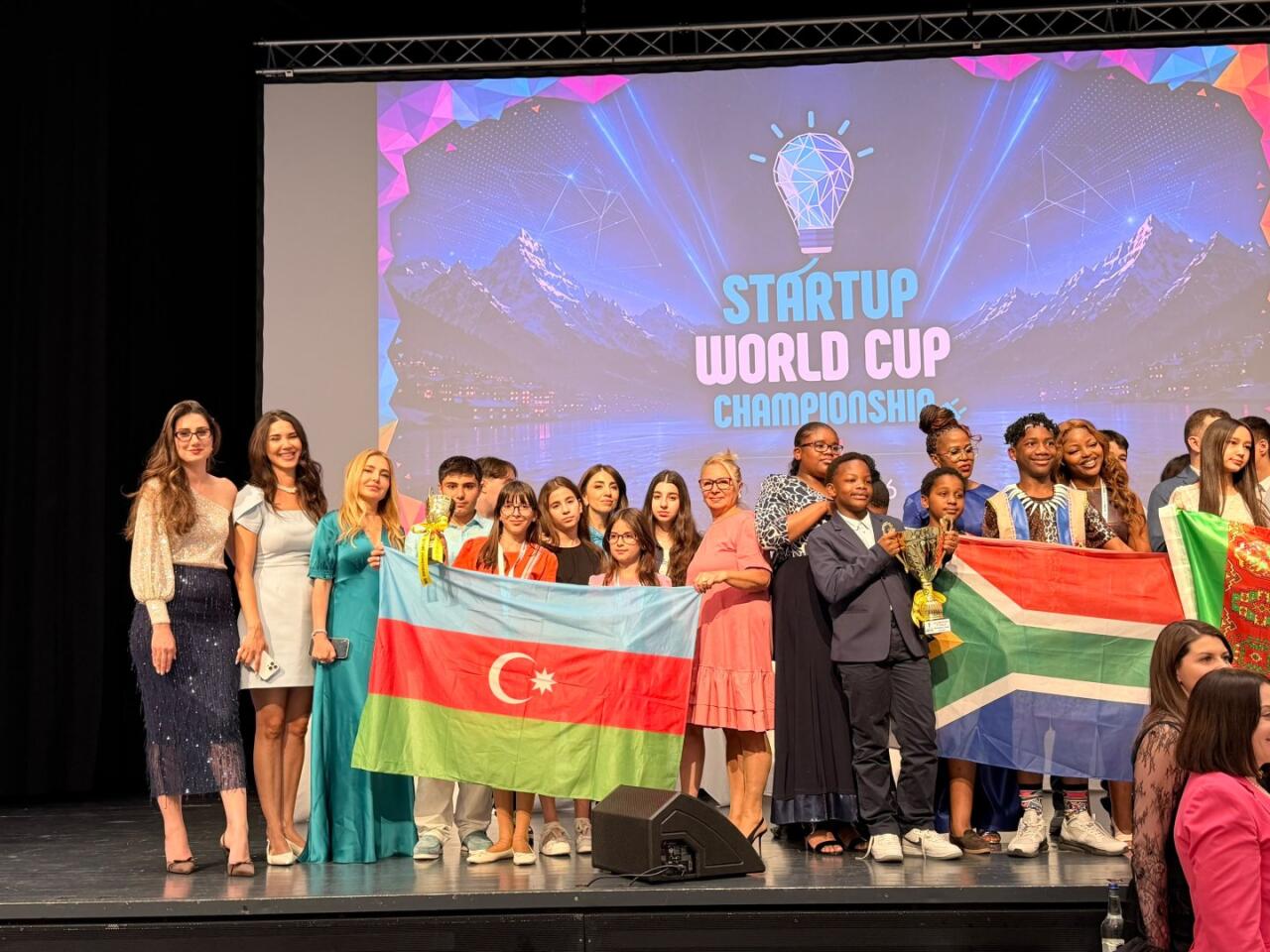 Студенты MiniBoss Baku удостоены двух международных наград на Чемпионате мира по стартапам в Давосе
