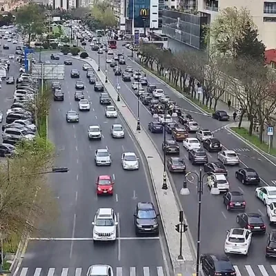 В Баку на ряде дорог затруднено движение транспорта