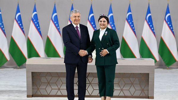 Шавкат Мирзиёев вручил госнаграды активной молодежи