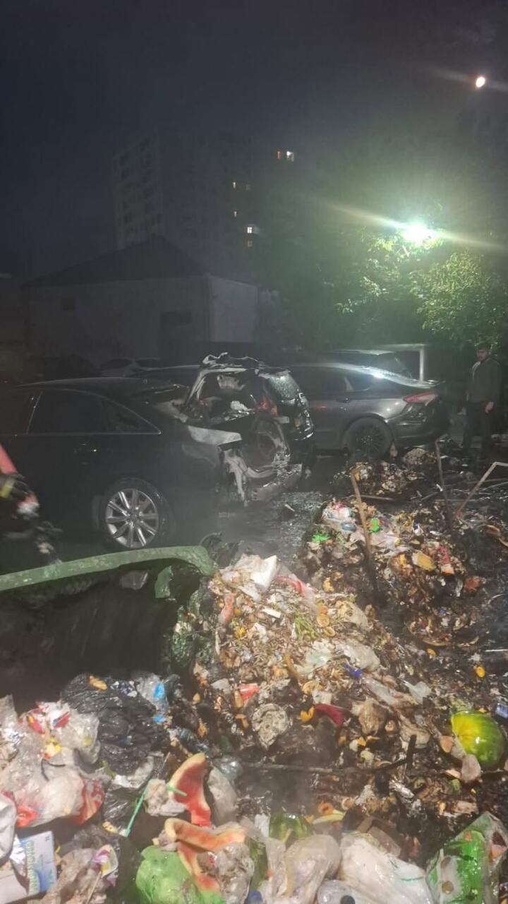 Четыре автомобиля повреждены при пожаре в жилом комплексе Баку