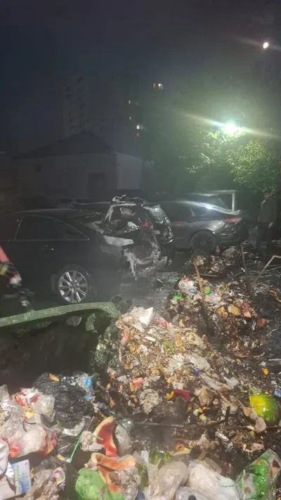 Четыре автомобиля повреждены при пожаре в жилом комплексе Баку