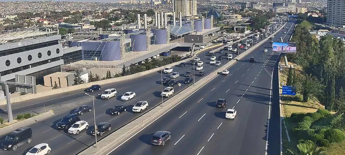 На ряде улиц и проспектов Баку затруднено движение транспорта