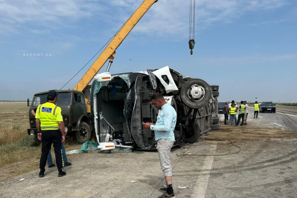 На дороге Баку – Газах перевернулся пассажирский автобус: более 30 пострадавших