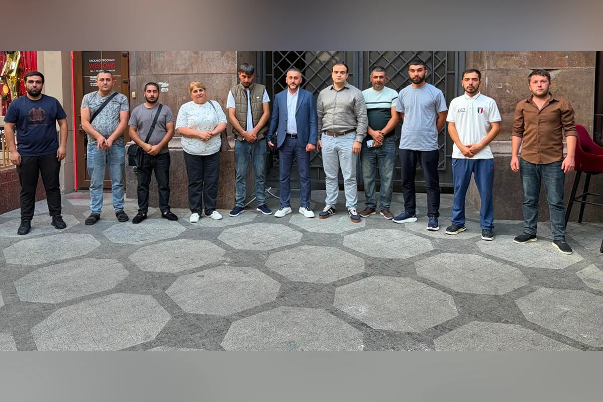 Азербайджанцы, спасенные с корабля после удара дрона у берегов Одессы, выехали на родину