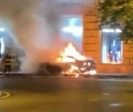 В центре Баку сгорел автомобиль