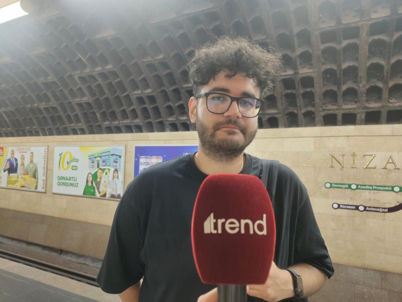 Metro əməkdaşları və könüllülər hər yerdə kömək edirlər
