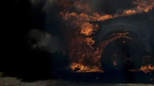 В Бишкеке сгорели 4 авто на рынке "Джунхай" — видео