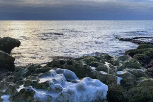 Каспий возвращается? Вода поглощает пляжи Баку и Актау