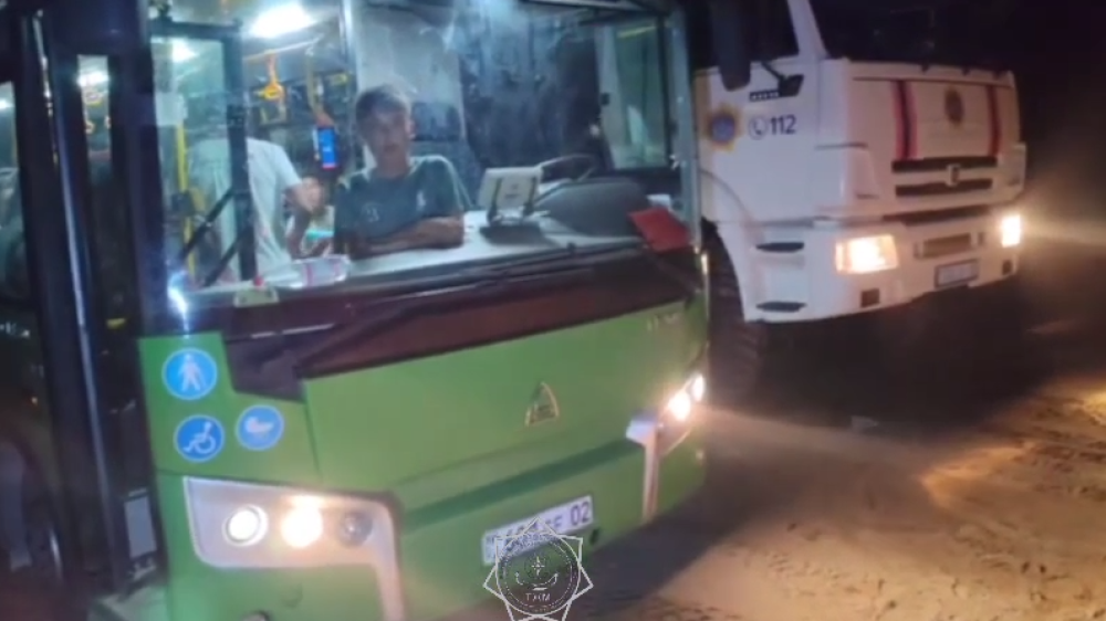 Автобус с детьми застрял на побережье под Конаевым