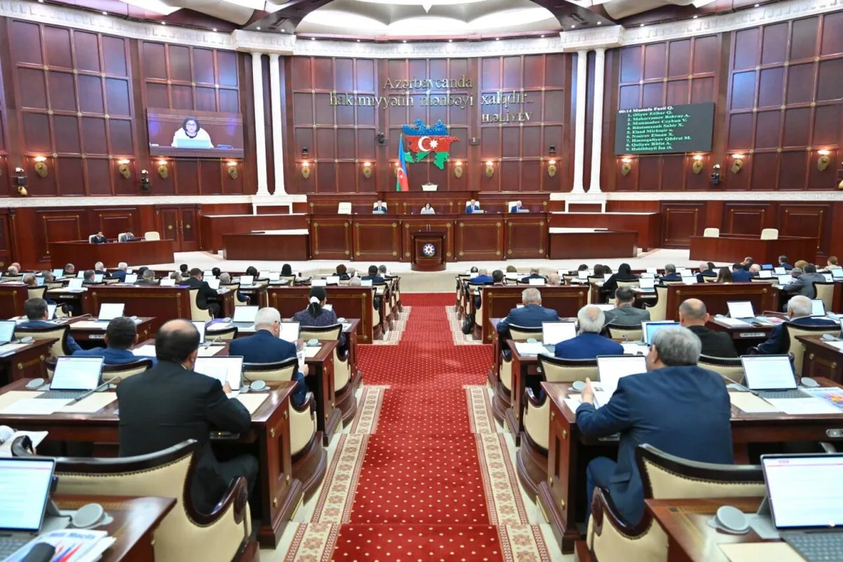 В Милли Меджлисе обсуждают 13 вопросов