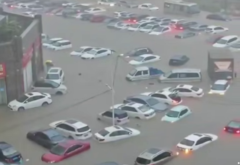 Çində şəhəri sel basdı