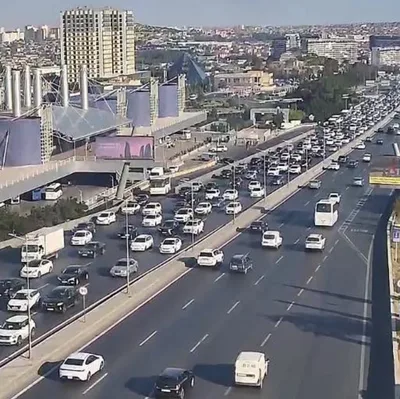 В Баку на ряде дорог образовались пробки